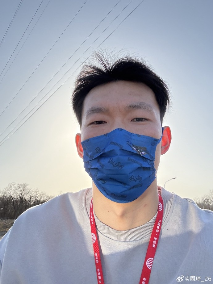 悠閑！周琦騎京牌電動(dòng)車出行：太陽出來了 開京牌兜兜風(fēng)！